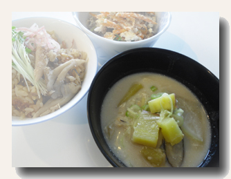 季節野菜の豆乳味噌スープ