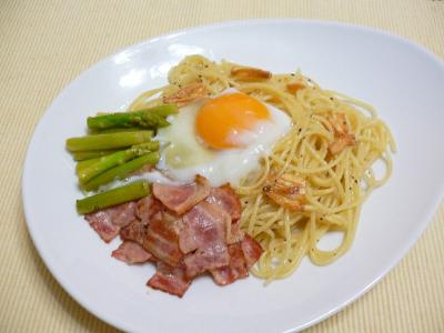 ベーコンとアスパラのパスタ温泉卵のせ-06